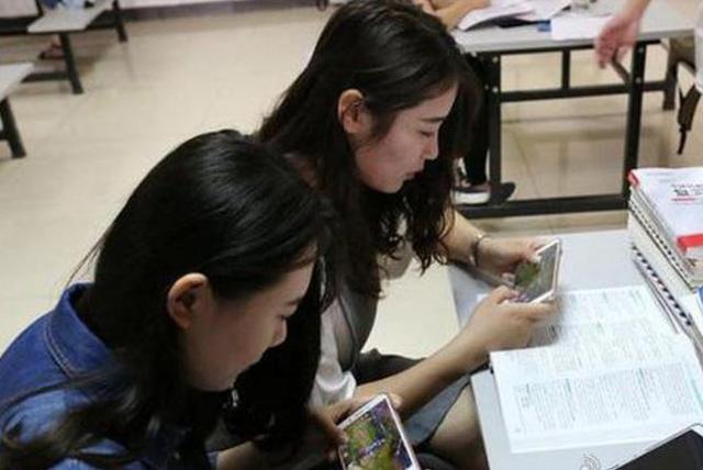女大学生的推拿室