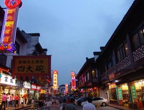 南京女街站在那里