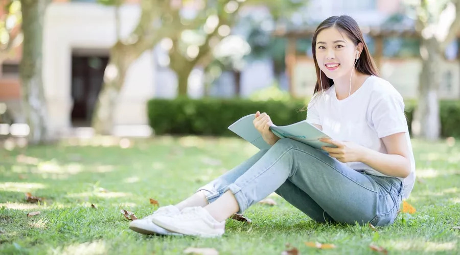 戴眼镜女大学生裸体精神推拿