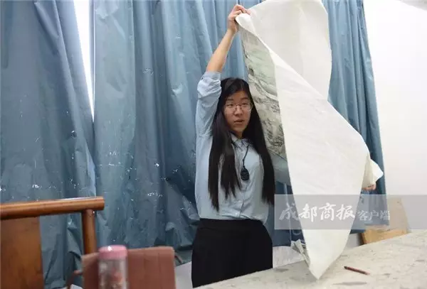 兼职的女大学生
