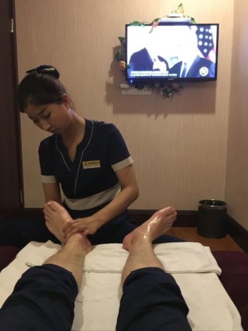 探花沉金3600约足疗女技师