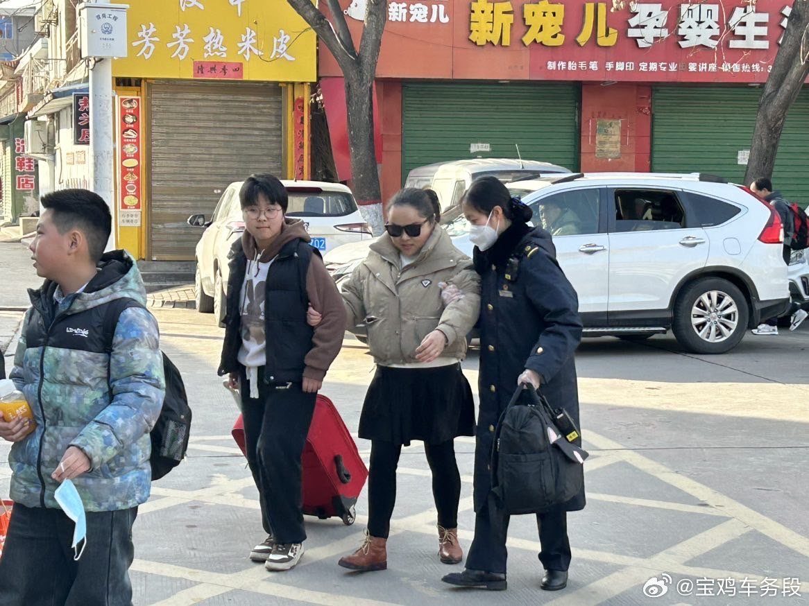 武功火车站后街有耍娃的