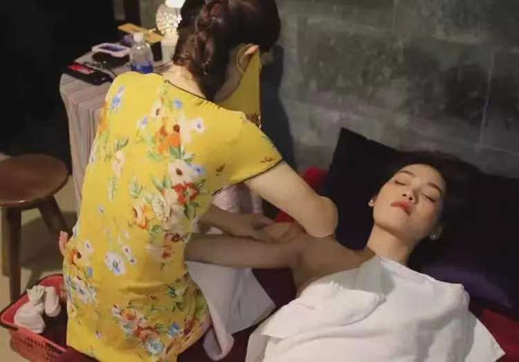 推拿店里的女大学生
