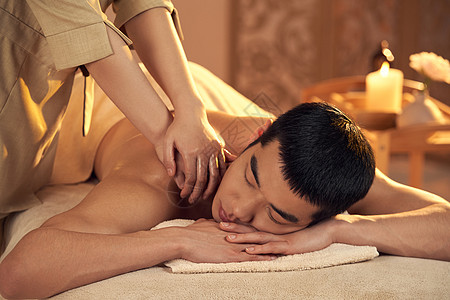 男性推拿师推拿