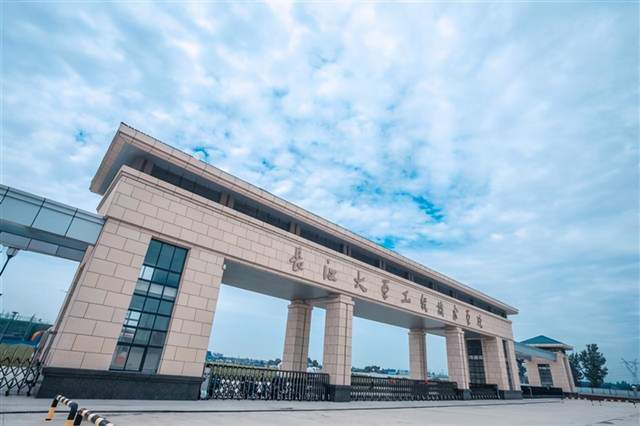 荆州长江大学后面幼小路