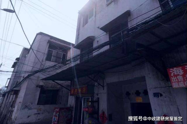 城中村幼巷口坐等客