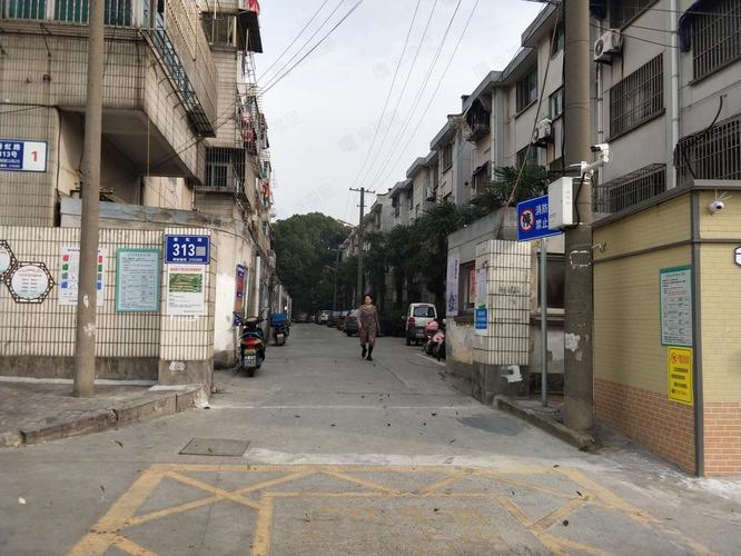 吴江三里桥站街小路在哪里