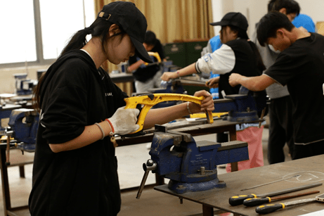 女大学学生特殊推拿