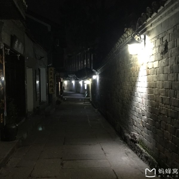周口晚上的幼小路