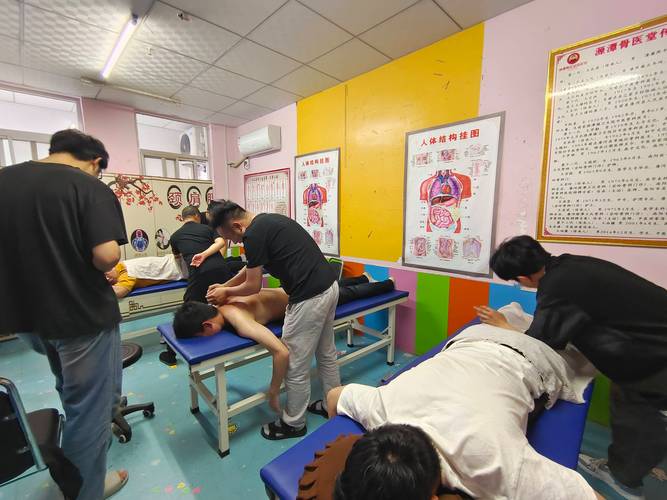 三个大学生特殊推拿