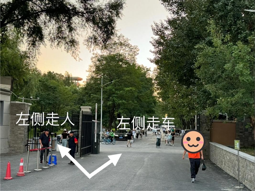 怎么在大学门口找到校J
