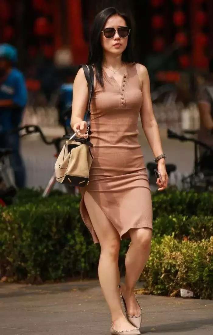 饱满性感少妇精油推拿