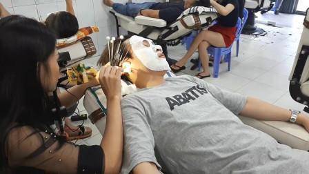发工资到理发店泄火
