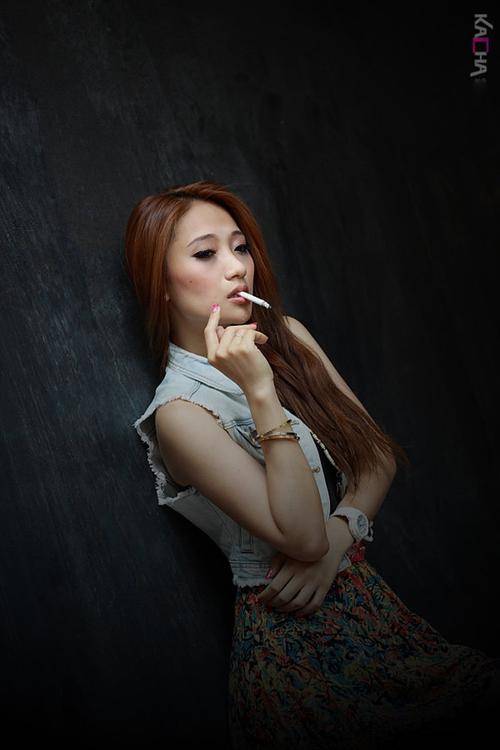 周围寥寂的女人