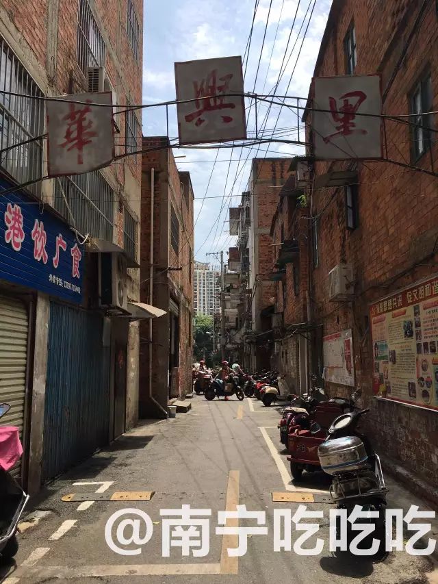 嘉峪关火车站对面幼小路