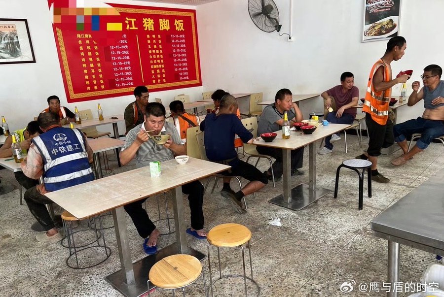 拆迁房内打工快餐的天堂