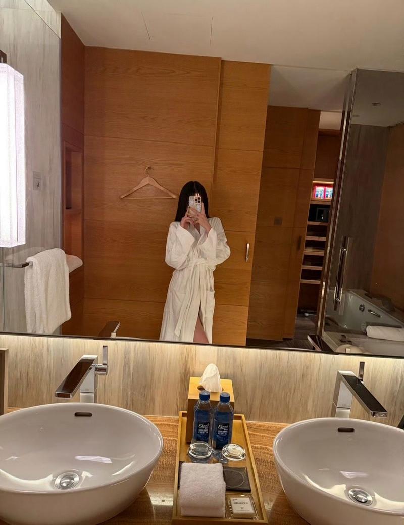 高颜值表围女酒店自拍