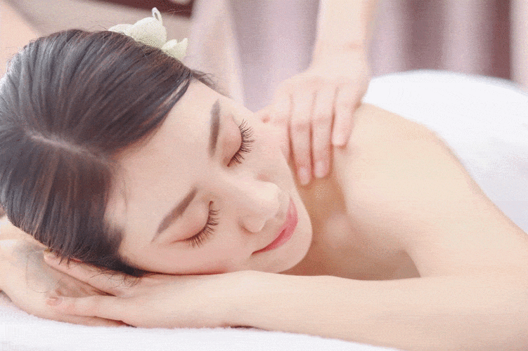 四个女人特殊精油推拿