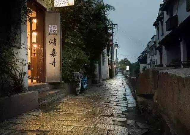 八一桥下的幼小路