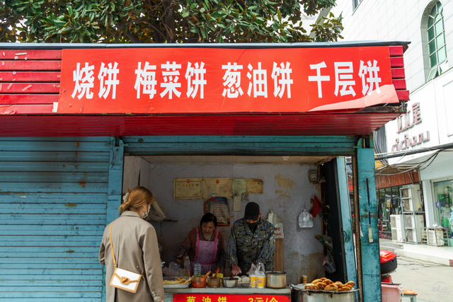 阳逻关上晚上饼子一条街