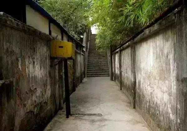 娄底火车站对面幼小路