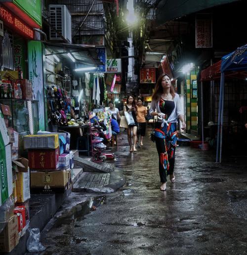城中村下雨天等客