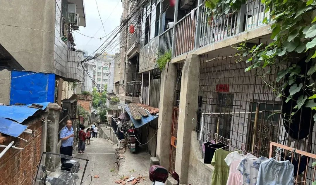阳新三医院左近幼小路