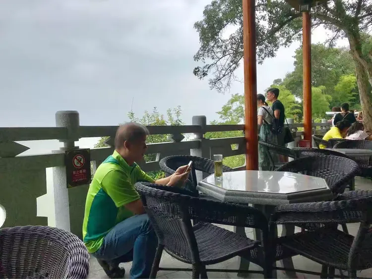 岳阳湖边品茗