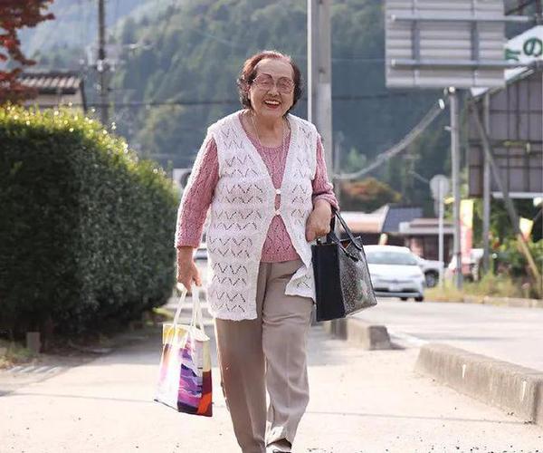100块钱日老太太