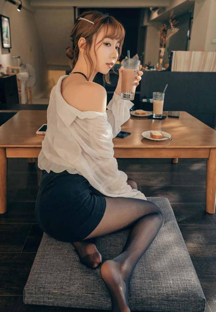 黑丝女生和男生打炮