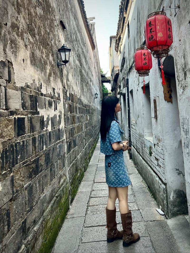延安幼小路里面站着的人