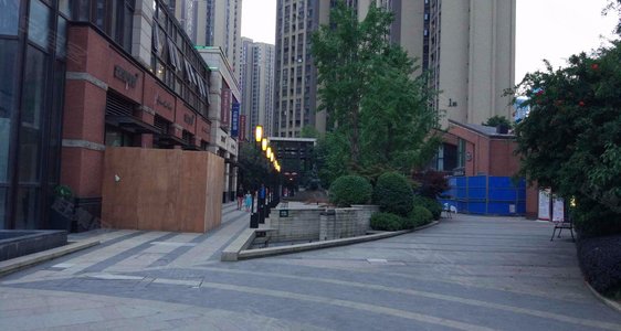 郑州龙湖广场扑面小巷子