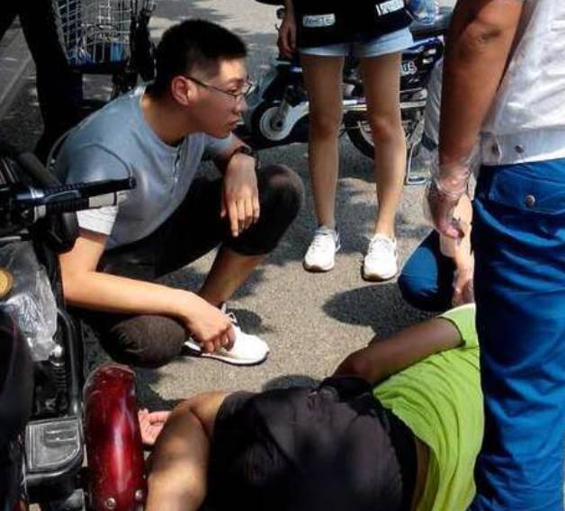 风骚幼伙路边发廊泄火