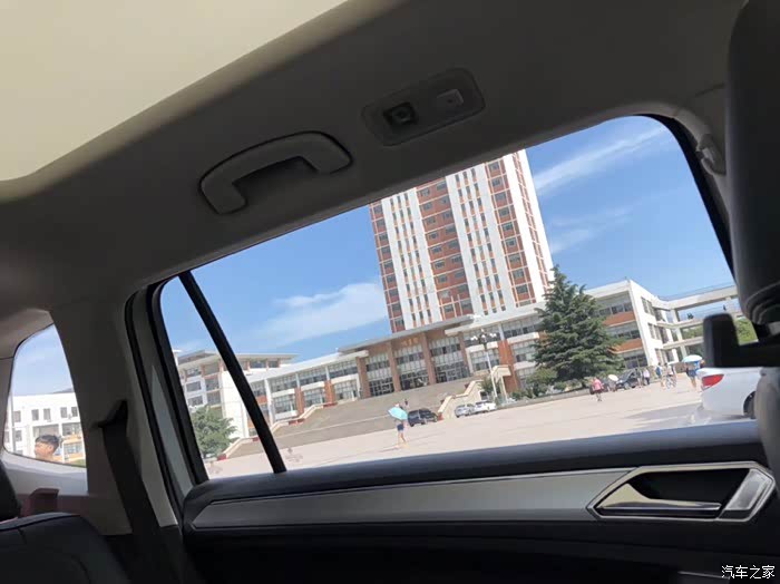车窗放一半大学约意思