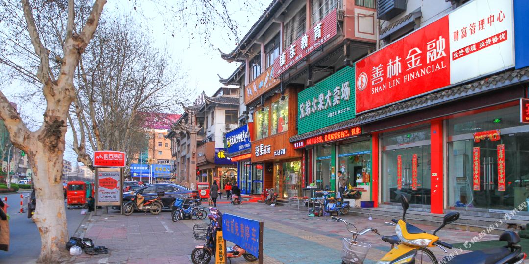 武汉大学城左近哪里有路边推拿的?
