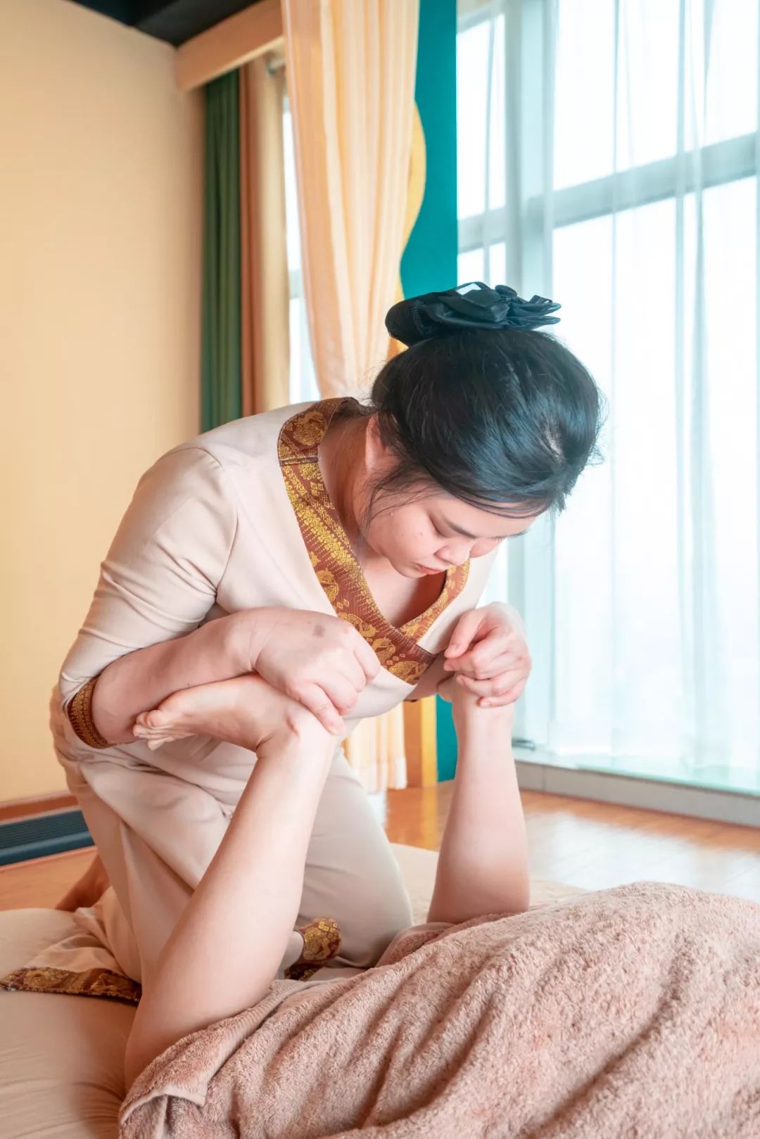 清纯少妇享受推拿