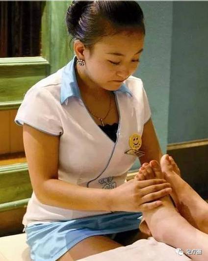 四个推拿的少妇
