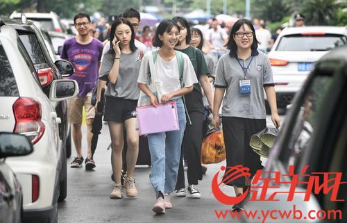 大学门口泡学生妹旗号