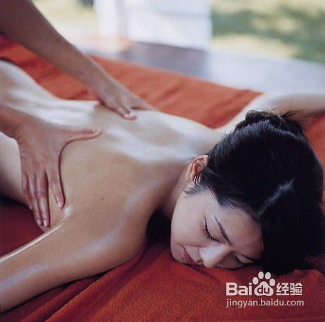 女性私密推拿精油四个少妇的精油推拿