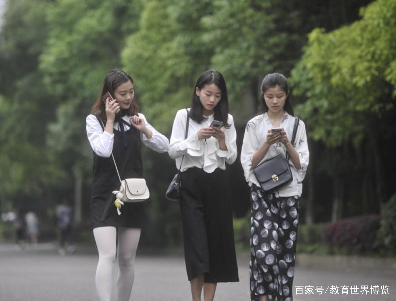 三名年轻女孩的推拿服务