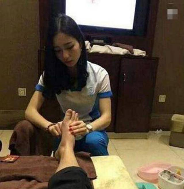 村长嫖妓足疗店推拿女