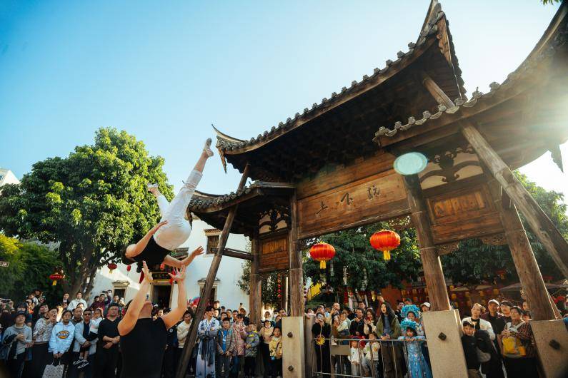 双福耍妹儿在那里