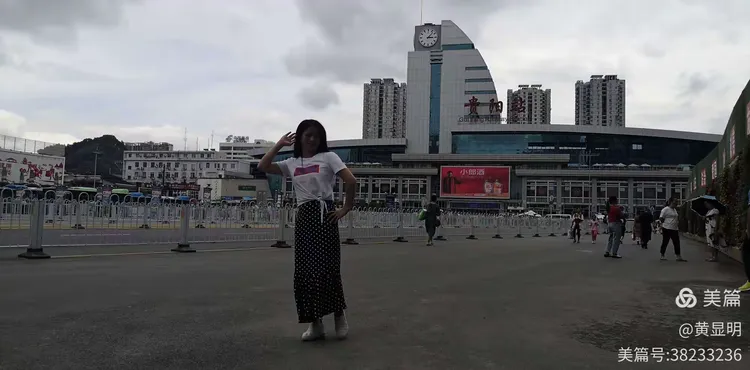 贵阳火车站天桥下美女