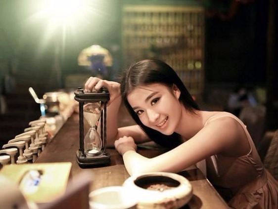 找个女的约会电话几多