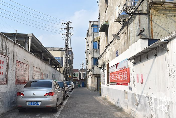 攀枝花南站对面的幼小路