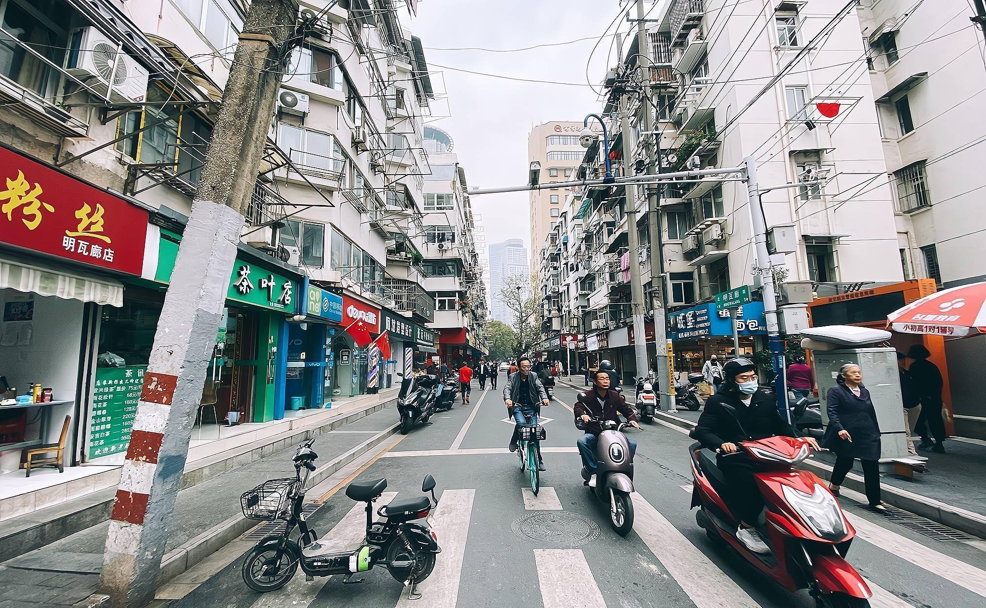漯河火车站左近有幼小路吗