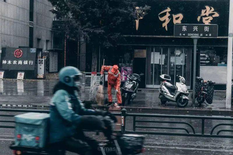 村长夜袭推拿一条街