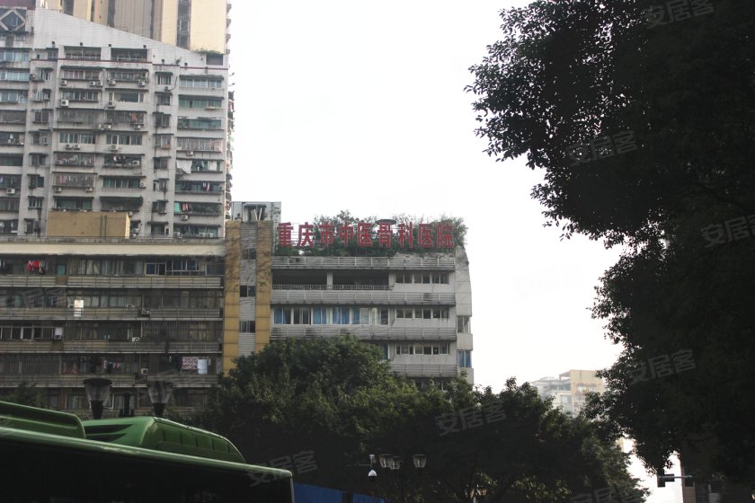 解放碑左近有半套吗