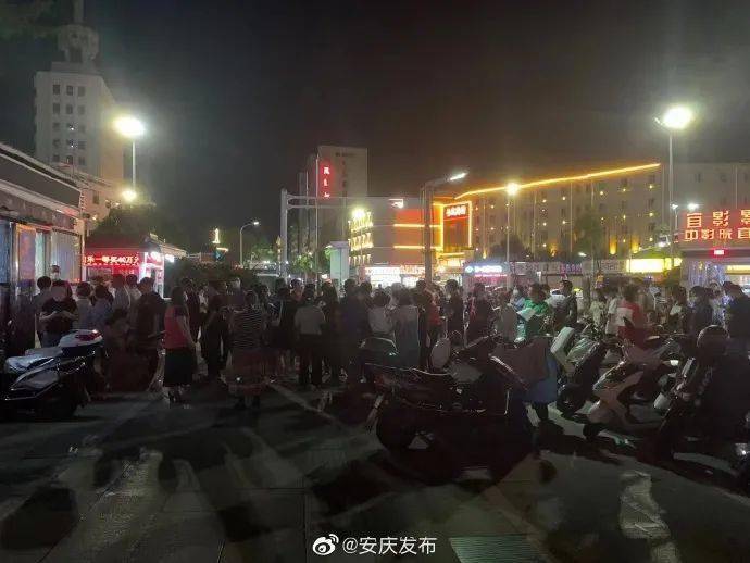 娄底火车站左近的一条街