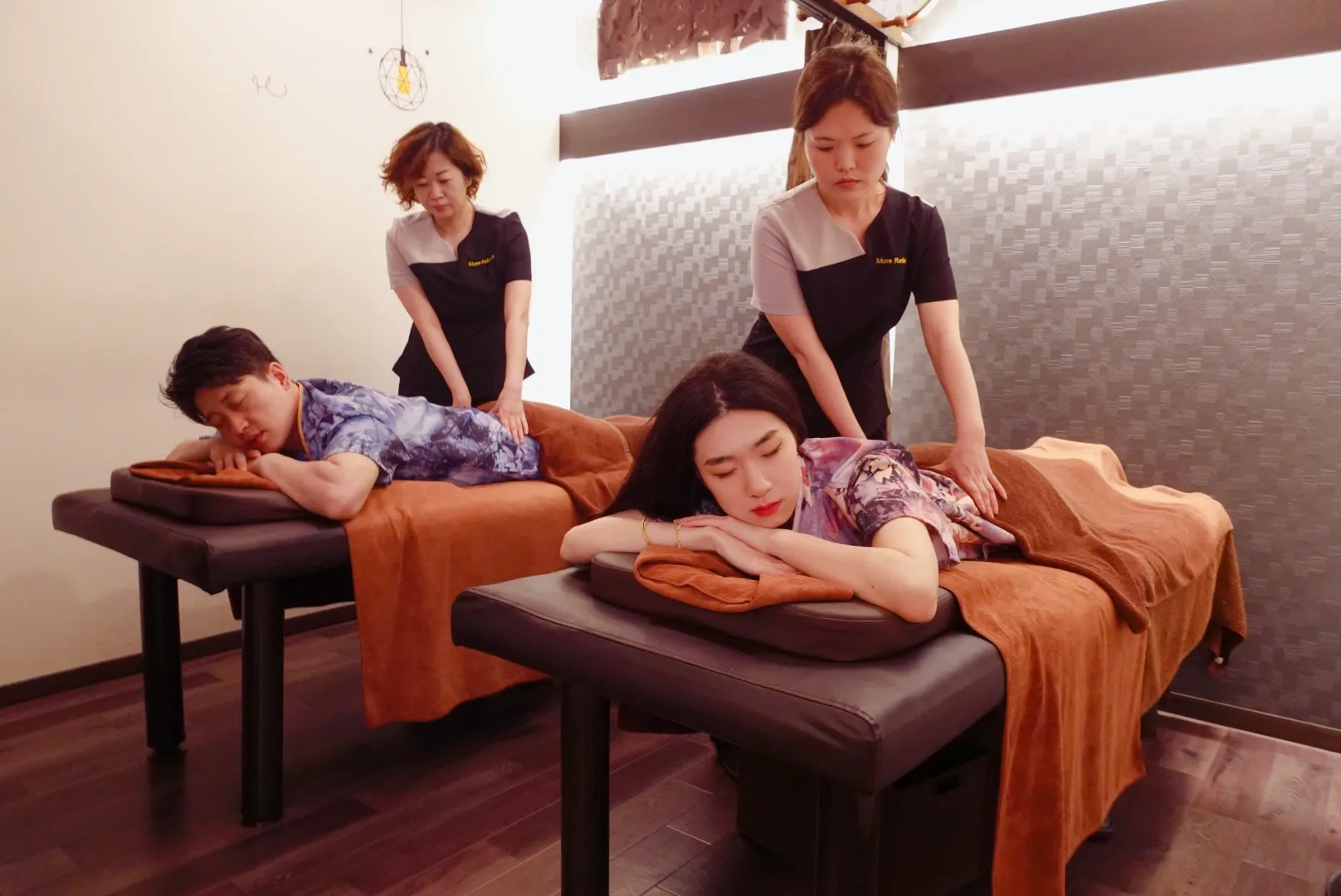东京女大学生特殊的精油推拿